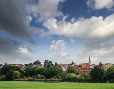 Freiberg am Neckar On the Sunset. Baden Wurttemberg, Almanya, Avrupa 'da küçük bir Avrupa kasabası. Nekar Nehri, Güneybatı Almanya,