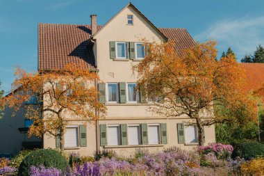 Sonbaharda bahçeli bir ev. Parktaki çiçekler. Bietigheim-Bissingen. Almanya, Avrupa. Autumn Park ve ev, hiç kimse, çalı ve çim