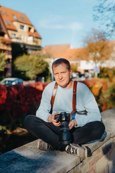 Man Sitter Trappor Gamla Europeiska Staden Och Håller Fotokamera Samtida — Stockfoto