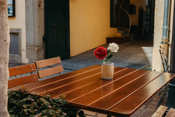 有白色桌子和椅子的空咖啡台 咖啡店的外面 内地街咖啡店 舒适的街道 有鲜花和法式咖啡桌 用自行车装饰咖啡屋的正面 Table — 图库照片