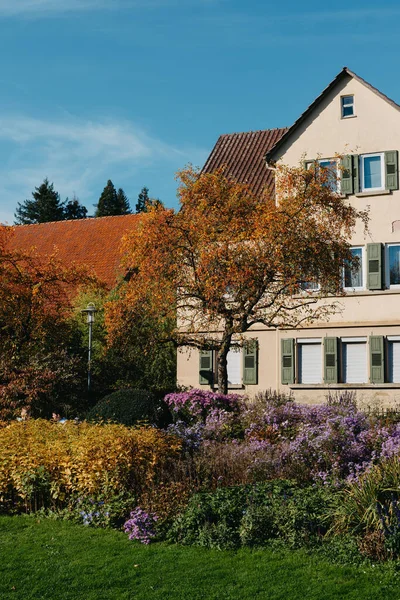 Hus Med Fin Trädgård Hösten Blommor Parken Bietigheim Bissingen Tyskland — Stockfoto