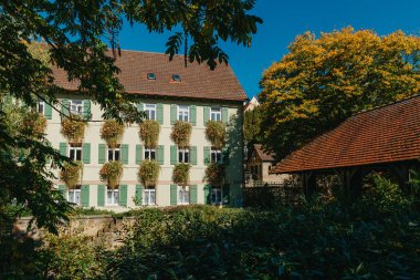 Eski ulusal Alman kasaba evi. Old Town renkli ve iyi korunmuş binalarla dolu. Baden-Wurttemberg, Almanya 'nın güneybatısında bulunan bir eyalettir. Kara Orman, bilinen adıyla