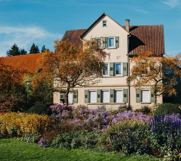 Sonbaharda bahçeli bir ev. Parktaki çiçekler. Bietigheim-Bissingen. Almanya, Avrupa. Autumn Park ve ev, hiç kimse, çalı ve çim