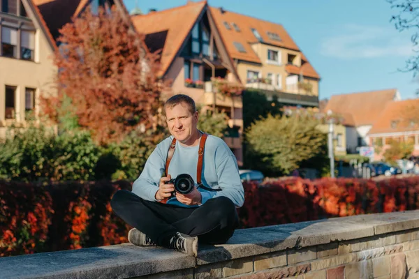 Человек Сидящий Лестнице Старом Европейском Городе Держащий Фотокамеру Современный Стильный — стоковое фото