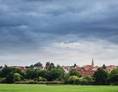 Freiberg am Neckar On the Sunset. Baden Wurttemberg, Almanya, Avrupa 'da küçük bir Avrupa kasabası. Nekar Nehri, Güneybatı Almanya,