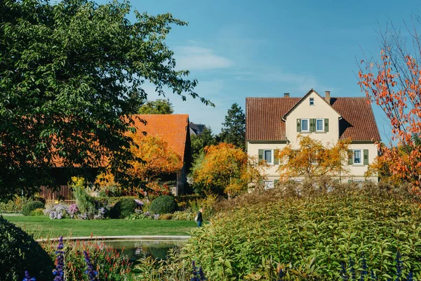 秋天有漂亮花园的房子 公园里的花比斯特内姆 比辛根德国 秋天的公园和房子 没有人 灌木丛和坏疽 — 图库照片