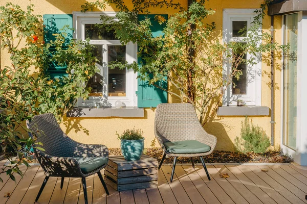 속에서 여가를 가구를 가꾸라 과수원에는 의자와 탁자가 정원에 피닉을 나무로 — 스톡 사진
