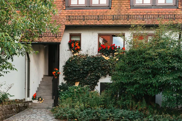 ドイツの美しい屋外装飾のファサードを持つ伝統的な小さな家 ドイツの古いレンガ造りの建物の家古代ヨーロッパの都市ドイツの建築家 — ストック写真