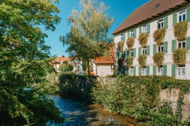 Eski ulusal Alman kasaba evi. Old Town renkli ve iyi korunmuş binalarla dolu. Baden-Wurttemberg, Almanya 'nın güneybatısında bulunan bir eyalettir. Kara Orman, bilinen adıyla