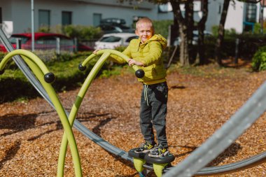 Çocuk parkında oynayan komik, sevimli, mutlu bebek. Mutluluk duygusu, eğlence, neşe. Bir çocuğun gülümsemesi. Çocuk parkta oynuyor..