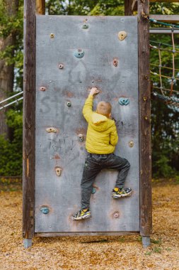 Çocuk tırmanma duvarında kasksız, tehlike tırmanma duvarında..