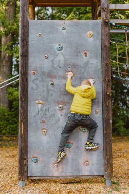 Çocuk tırmanma duvarında kasksız, tehlike tırmanma duvarında..