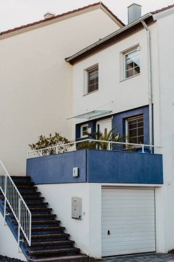 Almanya 'da güzel dış görünüşlü geleneksel küçük bir ev. Alman eski tuğla bina antik Avrupa kenti Alman mimar.