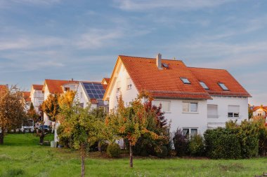 Almanya 'da güzel dış görünüşlü geleneksel küçük bir ev. Alman eski tuğla bina antik Avrupa kenti Alman mimar.