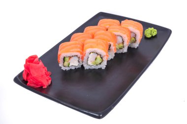 Japon Mutfağı - Karides ve Conger, Avokado, Tobiko ve Peynirli Suşi Roll. Suşi tempura sarıyor, Japon yemeği tarzı.
