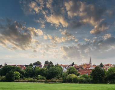 Freiberg am Neckar On the Sunset. Baden Wurttemberg, Almanya, Avrupa 'da küçük bir Avrupa kasabası. Nekar Nehri, Güneybatı Almanya,