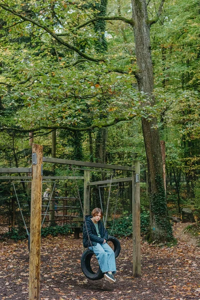 Una Adolescente Sentada Columpio Parque Niña Triste Pensativa Niña Adolescente — Foto de Stock