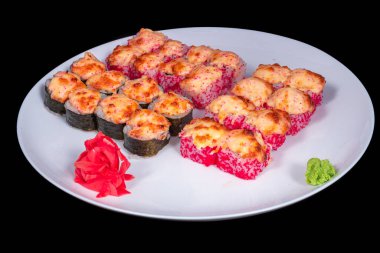 Japon Mutfağı - Karides ve Conger, Avokado, Tobiko ve Peynirli Suşi Roll. Suşi tempura sarıyor, Japon yemeği tarzı.