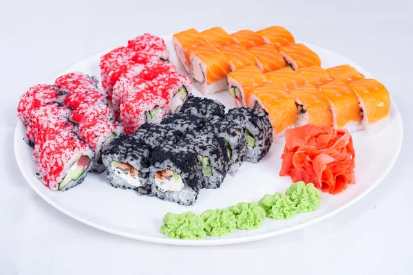 Japon Mutfağı - Karides ve Conger, Avokado, Tobiko ve Peynirli Suşi Roll. Suşi tempura sarıyor, Japon yemeği tarzı.