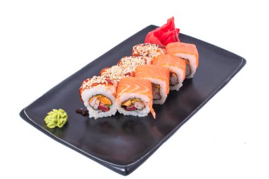 Japon Mutfağı - Karides ve Conger, Avokado, Tobiko ve Peynirli Suşi Roll. Suşi tempura sarıyor, Japon yemeği tarzı.