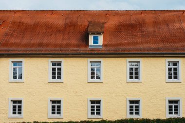 Tarihi bir Alman sarı evinin cephesi, Almanya, Avrupa. Küçük Avrupa kasabasında geleneksel bir ev. Avrupa 'daki ev, Almanya' daki sarı ev
