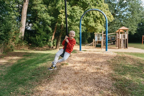 遊び場で遊んでいる面白いかわいい幸せな赤ちゃん 楽しさ 喜びの感情 子供の笑顔 遊び場で遊んでいる男の子 — ストック写真