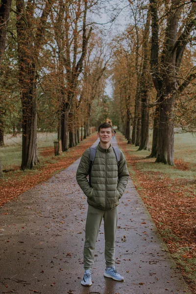 Chlap Bundě Stojí Uličce Parku Během Podzimní Sezóny Portrét Pohledný — Stock fotografie