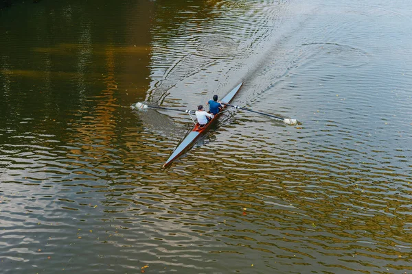 两名年轻男子在碧绿清澈的海水中驾驶的空中无人驾驶飞机鸟瞰体育独木舟 在河里划船 两个年轻人坐在皮划艇上 水娱乐的概念 — 图库照片