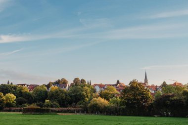 Almanya 'nın Baden-Wurtemberg eyaletinde yer alan Frieberg am Neckar kasabasındaki katedral ve kalenin manzarası. Antik Avrupa kenti gökyüzü sahası