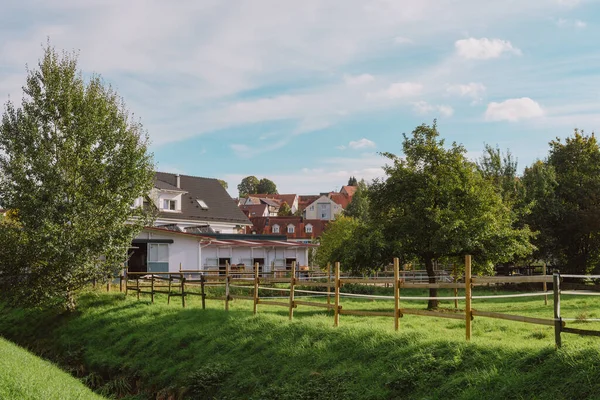 夏天的风景 乡村房屋 村庄在地平线上 夏天的欧罗巴景观 — 图库照片