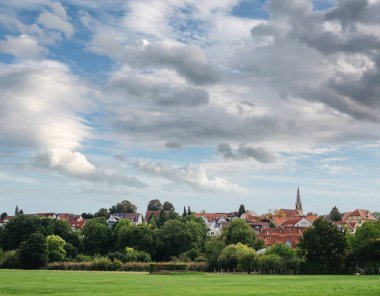 Freiberg am Neckar On the Sunset. Baden Wurttemberg, Almanya, Avrupa 'da küçük bir Avrupa kasabası. Nekar Nehri, Güneybatı Almanya,