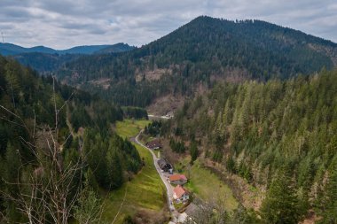 Bavyera Alpleri 'ndeki güzel dağ manzarasının panoramik manzarası. Arka planda Berchtesgaden köyü ve Watzmann kitlesi var. Ulusal Park Berchtesgadener Toprakları, Bavyera, Almanya