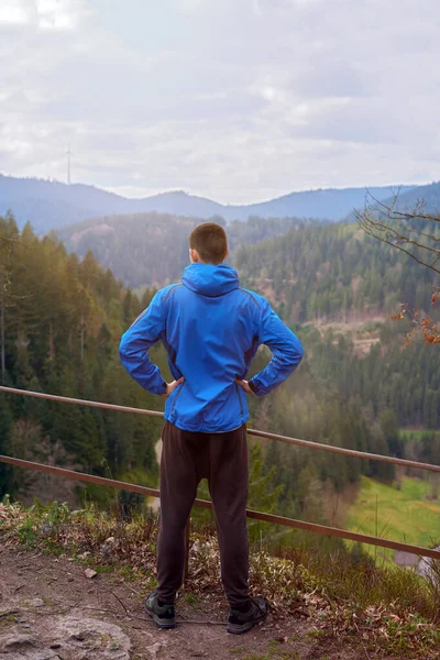 Ένας Τουρίστας Σακίδιο Στέκεται Ένα Ορεινό Μονοπάτι Και Κοιτάζει Μέσα — Φωτογραφία Αρχείου