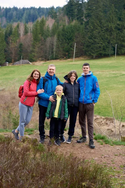 国立公園で休暇を楽しんでいる若い家族 アフリカの家族は山道を歩いて楽しんでいます 休暇中の家族のハイキング 山の上に腕を組んで立って — ストック写真