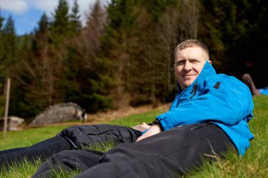 Baba, küçük kızıyla çimenlerde sırt üstü yatıyordu. Doğada ebeveynlik ve çocukluk aile kavramı. Mutlu baba ve küçük kız çimlerin üzerinde. Sadık baba ve kızı yalan söylüyor.