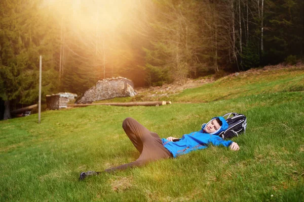 Hikers Lie Taking Resting Long Walk Top Mountain Tourist Lies — Stock Photo, Image