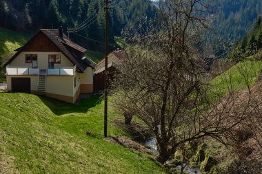 Bavyera Alpleri 'ndeki güzel dağ manzarasının panoramik manzarası. Arka planda Berchtesgaden köyü ve Watzmann kitlesi var. Ulusal Park Berchtesgadener Toprakları, Bavyera, Almanya