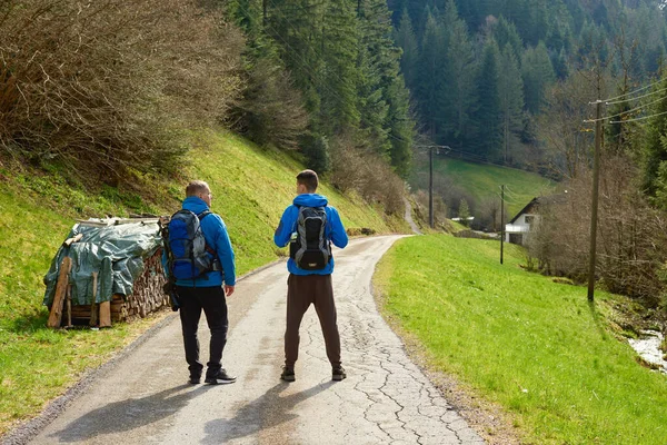 Dois Caminhantes Estão Nas Montanhas Natureza Primavera Livre Caminhadas Com — Fotografia de Stock