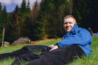 Baba, küçük kızıyla çimenlerde sırt üstü yatıyordu. Doğada ebeveynlik ve çocukluk aile kavramı. Mutlu baba ve küçük kız çimlerin üzerinde. Sadık baba ve kızı yalan söylüyor.