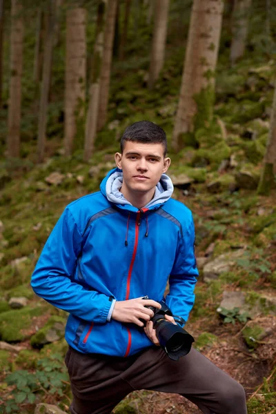 Νεαρός Καυκάσιος Φωτογράφος Φωτογραφίζει Φθινοπωρινό Πάρκο Φωτογράφος Κρατάει Κάμερα Στο — Φωτογραφία Αρχείου