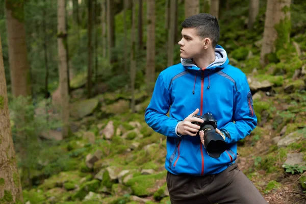 Νεαρός Καυκάσιος Φωτογράφος Φωτογραφίζει Φθινοπωρινό Πάρκο Φωτογράφος Κρατάει Κάμερα Στο — Φωτογραφία Αρχείου
