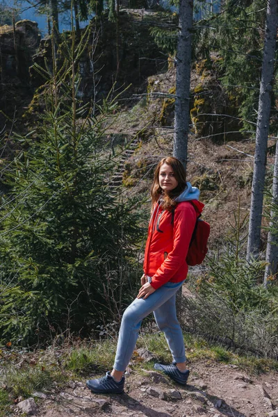 山の谷を旅するヒッピーの若いかわいい魅力的な女の子の旅行者の肖像画 幸せな女の子 観光客の山の上にポーズ 旅行や休暇のコンセプト ハイキングコース — ストック写真