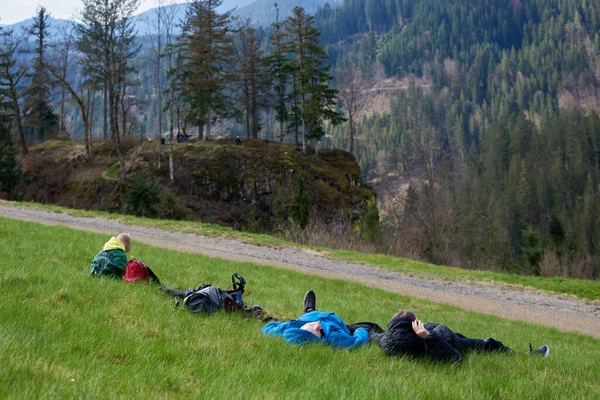 徒步旅行者在山顶上走了很长一段路后躺下休息 游客躺在山顶上看风景 — 图库照片