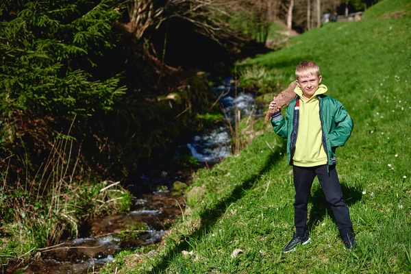 Liten Pojke Går Längs Bergsflod Genom Det Klara Vattnet Undersöker — Stockfoto