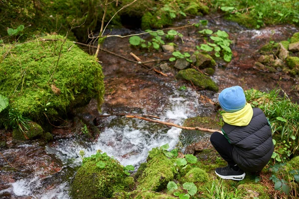 Děti Pěší Turistika Alpách Přes Řeku Děti Hrají Vodě Horách — Stock fotografie