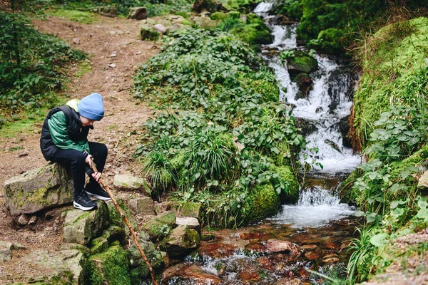Děti Pěší Turistika Alpách Přes Řeku Děti Hrají Vodě Horách — Stock fotografie