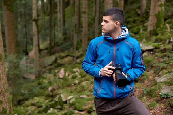 男の写真家は山の中でデジタルカメラで写真を撮る 創造的なプロの写真 アクティブなライフスタイルのコンセプト — ストック写真