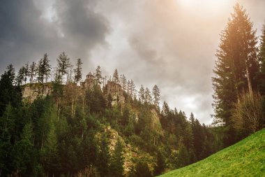 Bavyera Alpleri 'ndeki güzel dağ manzarasının panoramik manzarası. Arka planda Berchtesgaden köyü ve Watzmann kitlesi var. Ulusal Park Berchtesgadener Toprakları, Bavyera, Almanya