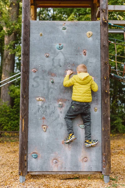 Boy Climbing Wall Helmet Danger Climbing Wall — Stock Photo, Image