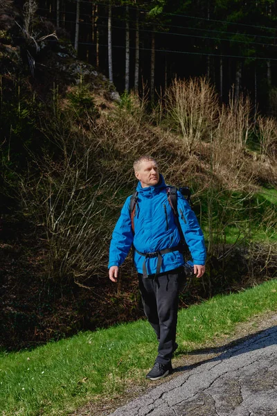 Man Hiking Sunset Mountains Heavy Backpack Travel Lifestyle Wanderlust Adventure — Fotografia de Stock